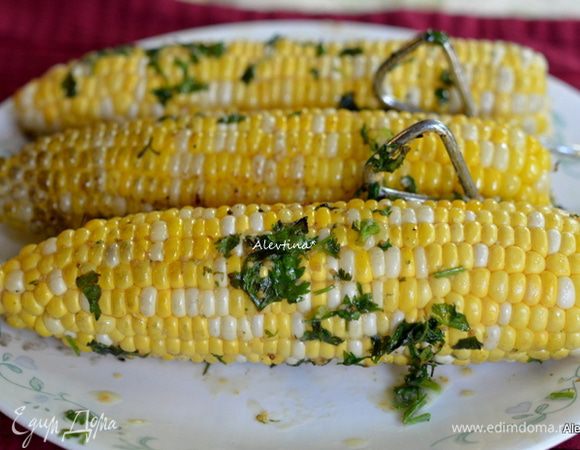 Подаем к столу, солим и перчим по вкусу. Приятного аппетита.
Для справки одна кукуруза примерно 145 калорий на выходе.