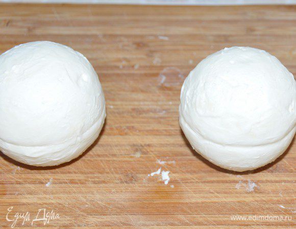 Соединяем попарно части, шов заглаживаем – от тепла рук крем немного подтаивает и закроет место соединения. 
Повторяем этапы накладывания и заморозки пока не кончится крем. Готовые сферы перенести в отдельный контейнер и также держать в морозилке.
