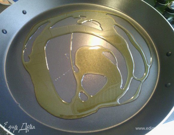 Налить оливковое масло. Поставить pallera на огонь. 