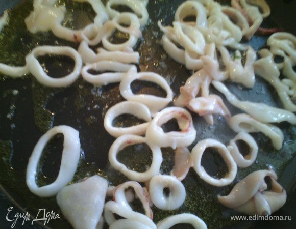 Кальмары почистить, нарезать, положить обжарить. 