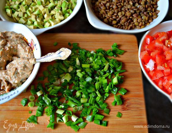 Зелёный лук мелко порезать.