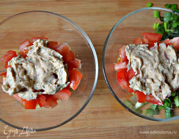 В салатник положить в произвольном порядке нарезанные томаты, авокадо, чечевицу, каждый слой промазывая соусом. Соус получается достаточно густым. Для более жидкой консистенции - можно немного уменьшить количество форели и увеличить количество йогурта. 