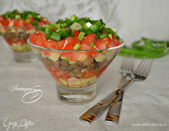 Украсить салат зелёным луком и подавать к столу. 
Мне больше понравился салат после того, как он настоялся в течение 1 часа в холодильнике. Но это дело вкуса. Приятного вам аппетита!
