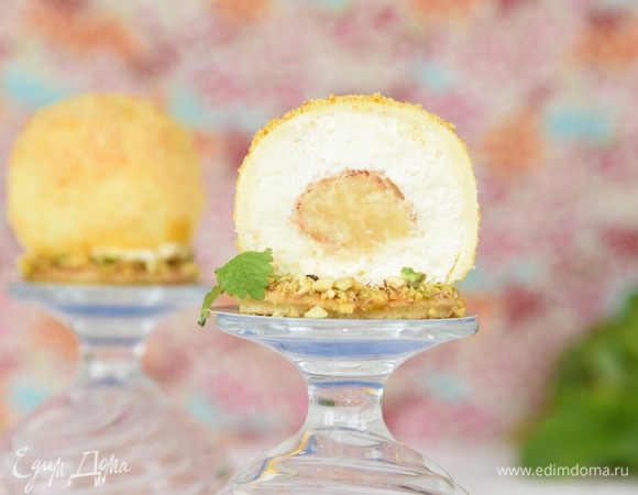 И в разрезе. Чудесный десерт – хрупкая шоколадная сфера,  внутри нежнейший, в меру сладкий, крем и в центре ждет сюрприз – шу с приятной кислинкой цитрусового курда. Заканчиваем лакомиться - ароматным апельсиновым бисквитом, усыпанным орехами.