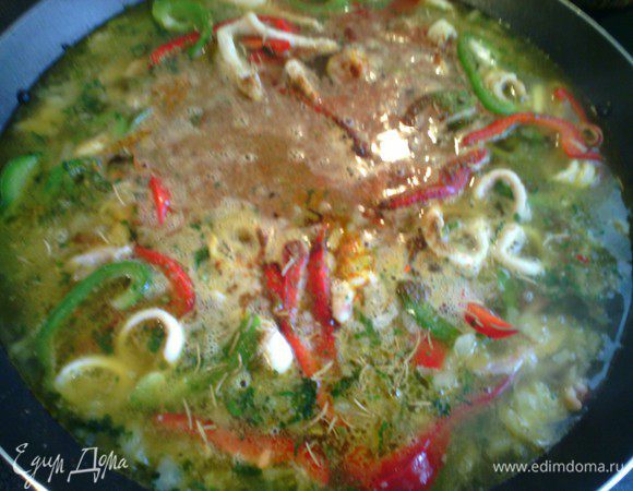 Добавить воду, томатный соус, специи и кубики бульона. Готовить 30 минут на медленном огне. 