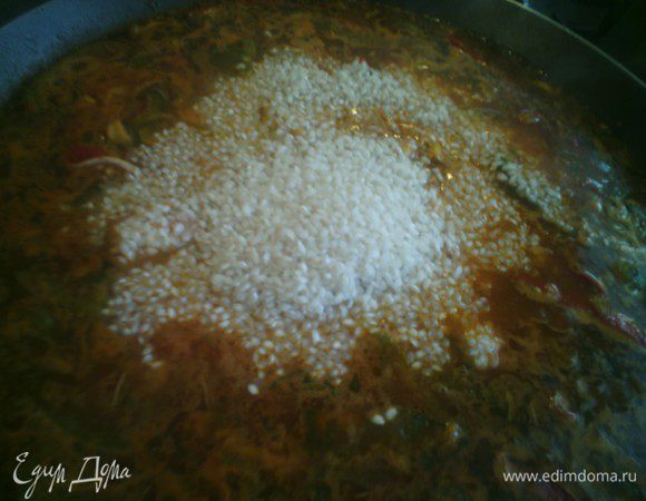 До того как вы положите рис, добавить воды до первоначального уровня, дать закипеть, добавим рис, разместить по всей сковородке. 