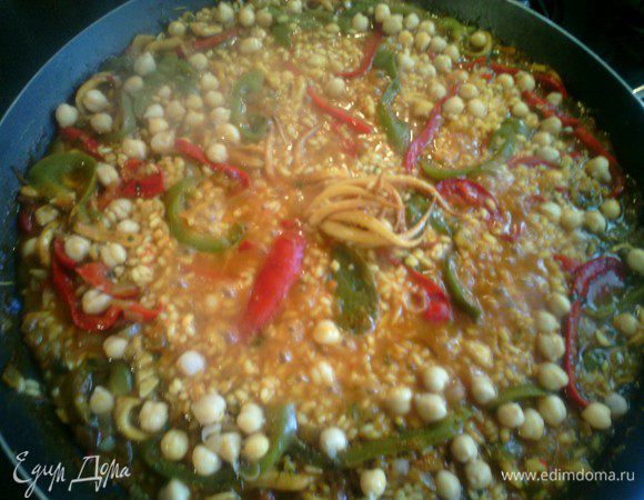Теперь самое главное, когда вода снова закипит, добавить нут, щипцами аккуратно распределить перец и больше не трогать. Готовить 40 минут (смотрите по вашему рису).