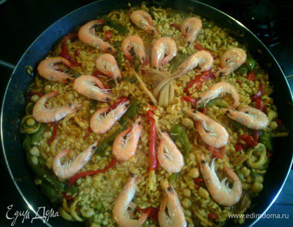 За 10 минут до истечения времени раскладываем креветки.