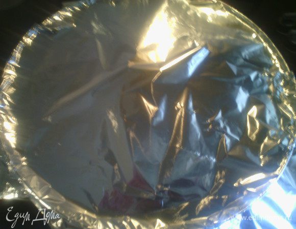 Выключить огонь, накрыть алюминиевой бумагой и оставить на 10 мин. 