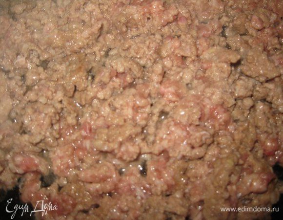 Мясной фарш заранее поджарить на сковороде, постоянно помешивая. Немного посолить.