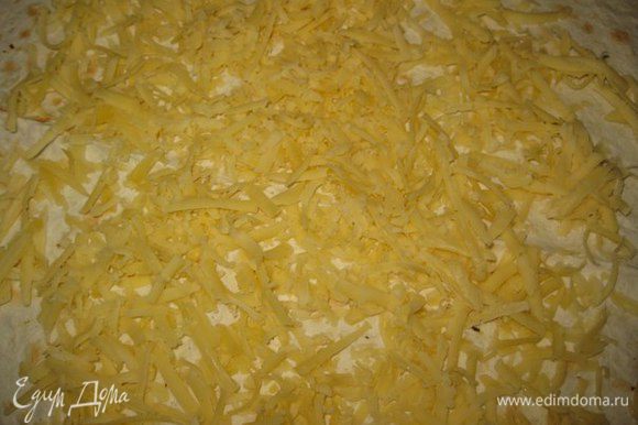 На каждую половинку лаваша выложить тертый на крупной терке сыр.
