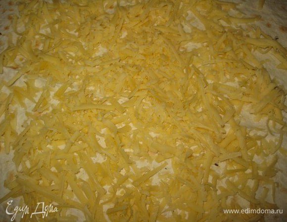 На каждую половинку лаваша выложить тертый на крупной терке сыр.