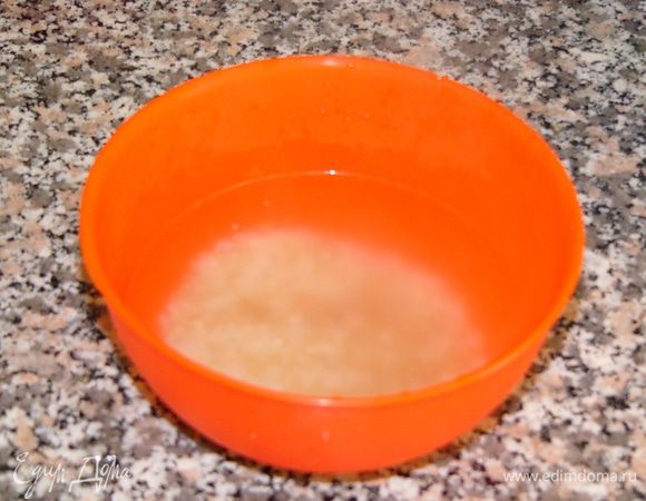 Рис и булгур берем в соотношении 3:1 или 2:1. Можно использовать только булгур, но смешивать интереснее. Запариваем крупу кипятком. 