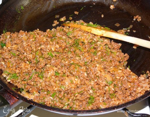 Потом я выключаю огонь, но продолжаю подготовку фарша прямо в сковороде. Добавляю отцеженную крупу, соль, перец, сушеную мяту. Свекровь обычно добавляет в кабачки свежий укроп. Он хорошо сочетается с кабачками. Я тоже так делаю, если в холодильнике находится укроп. Кому нравится поострее - бросаем в фарш щепотку молотого красного перца. Еще мне нравится выдавить сок дольки лимона. Хорошо вымешиваем и можно фаршировать кабачки. 