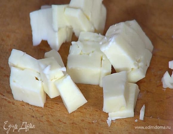 Фету нарезать маленькими кубиками.