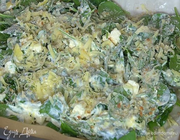 Половиной сыра присыпать тесто на противне, равномерно распределить начинку, посыпать оставшимся натертым сыром и половиной сухарей.