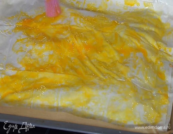 Желток смешать со щепоткой соли и смазать пирог.