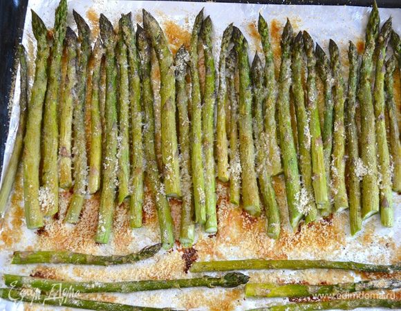 Запекать в разогретой духовке до готовности минут 13-15. Важно следить за спаржей и не пересушить её. 