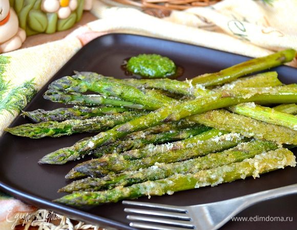 Готовую спаржу достать из духовки и можно сразу же подавать! 
Приятного аппетита!