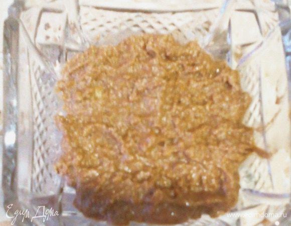 А если готовите из простого печенья, предлагаю 2 варианта.
1) Поломать на кусочки печенье или целое немного подольше подержать в кофе; также в форме чередовать с кремом
2) раскрошить/раздавить печенье мелко, как панировочные сухари, уложить часть в форму, полить равномерно с ложки кофе, украсить кремом. Можно повторить слои.

Я вообще сделала проще :) Осталось немного крема и кофе, я размяла в крошку две простые печеньки, высыпала в кофе, перемешала.
Выложила в форму и полила кремом.