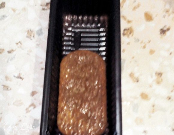 И вилкой перекладываем в формочки (у меня две маленькие порционные).