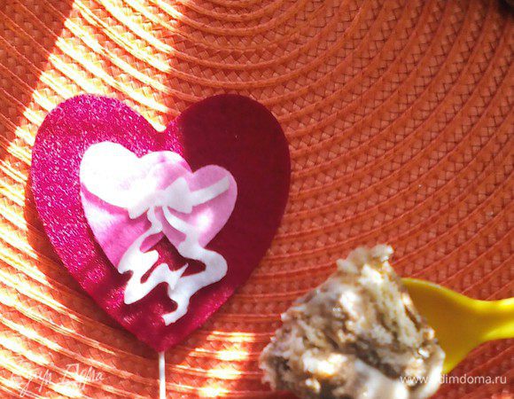 И, наконец, пробуем!
Кстати, мне лично очень понравился вариант, в котором мелко покрошенное печенье, смешанное с кофе, - получилось тирамису кремовой консистенции!

Приятного всем аппетита!