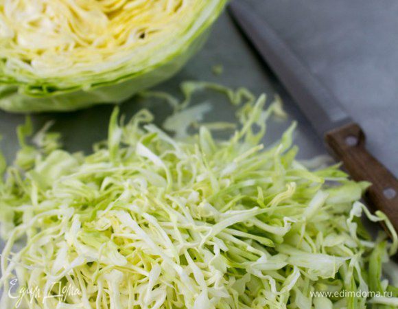 Капусту мелко нашинковать.