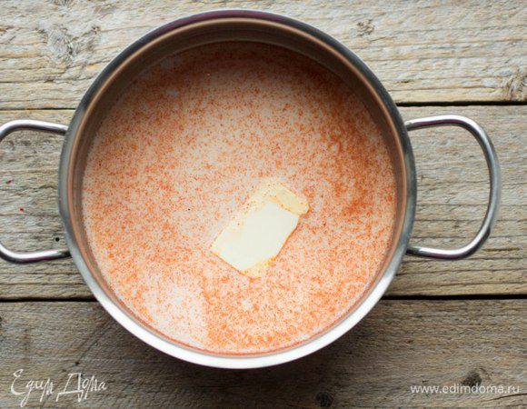 Смешать молоко, сливочное масло, соль, сахар (по желанию), паприку. Довести до кипения.

Молоко и сливочное масло можно заменить на сливки.