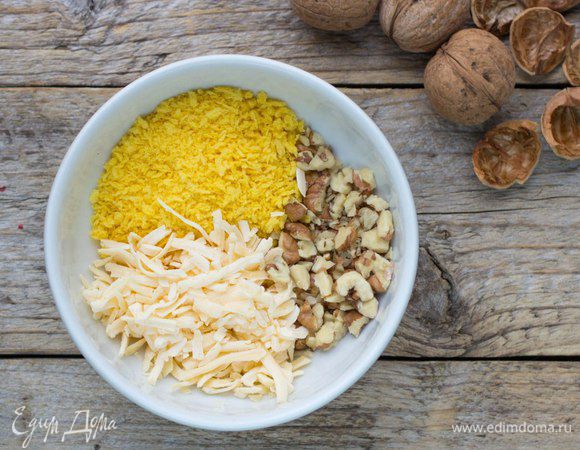 Перемешать сыр, орехи и сухую хлебную крошку (сухари), добавить молотый мускатный орех. 