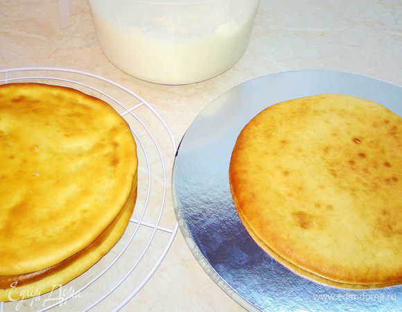 Основные коржи.
Сметану вылить в яично-сахарную смесь. Перемешать.
Муку 1 стакан просеять и добавить в яично-сметанную смесь. Тесто должно быть как на оладьи. Вылить в форму, застеленную бумагой, и выпекать при 170С до золотистого цвета. Проверять деревянной палочкой. Приготовить три коржа.
