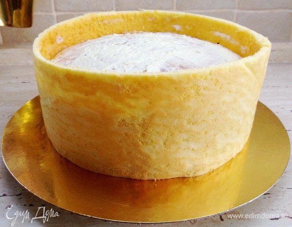 Дополнительно пекла бисквит на весь противень. Рулетный бисквитный 
Взбить яйца сахаром в пышную пену. Добавить разрыхлитель и муку, аккуратно перемешать. 
Разогреть духовку до 180-190 градусов. Тесто выложить на пергаментную бумагу по всему противню, т. е. корж высотой 1 см и размером на весь противень. Выпекать 15-20 минут. Охладить на решетке и вырезать 2 прямоугольника. Покрываем торт бисквитом по периметру.