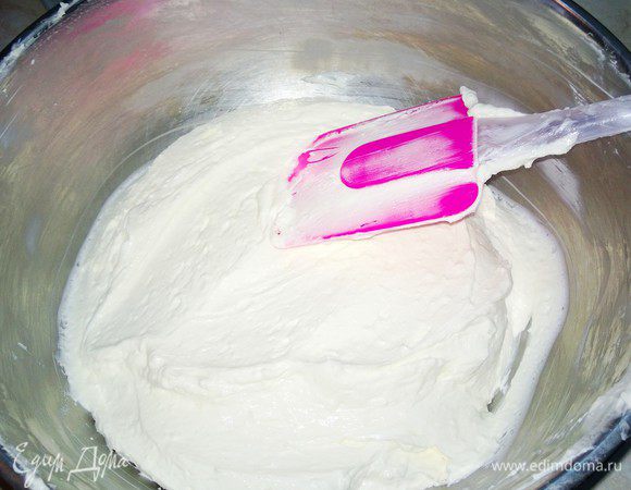 Крем.
Сливки 35% взбить до крепких пиков, если нужно, то можно добавить пакетик закрепителя для сливок. Сахарную пудру добавлять по вкусу. 
Сливочный сыр размять и смешать со сливками. Они должны быть комнатной температуры.
Остывший бисквит разрезать вдоль на две части. Пропитать любым сиропом или соком. И добавить персики или абрикосы. Промазать кремом.