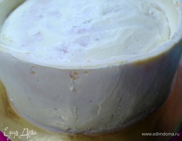 Сверху покрыть торт масляным кремом.
Крем под мастику готовится так:
Сливочное масло и сгущенное молоко, комнатной температуры взбить миксером до бела.  Совет: очень важно, чтобы продукты были одной комнатной температуры и хорошего качества.
Поставить в холодильник, чтобы крем застыл.