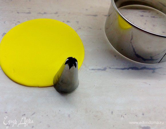 Готовим украшения. Делаем зонтик. Вырезаем круг 7 см. Делаем насечки из насадки для крема. Как на фото.