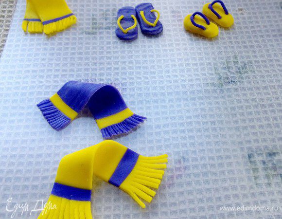 Изготавливаем полотенце. Чтобы получить  бахрому на полотенце,  режем тонкими ножницами края.
Изготавливаем пляжные вьетнамки. Как на фото.