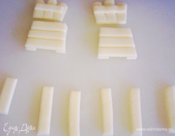  Изготавливаем мебель садовую. Белую мастику режем на полоски. И соединяем детали.