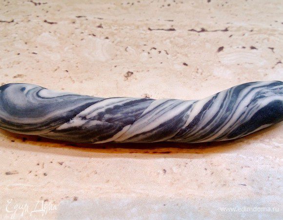 Вымешиваем мастику для брусчатки. Серую и белую мастику соединяем в два  куска и скручиваем в жгут.
Эту процедуру проделываем три раза. Получается структура камня.