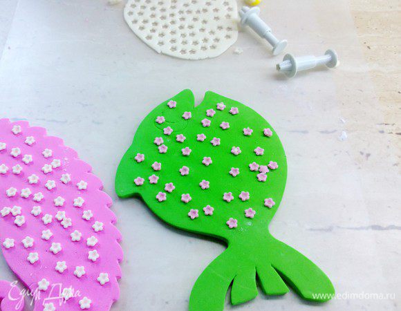 Изготавливаем цветочки при помощи плунжера.