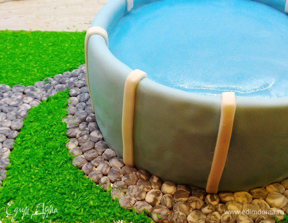 Посыпаем газон при помощи кокосовой стружки подкрашенной в зеленый цвет.