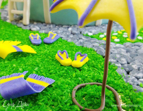 Выкладываем на лужайку вьетнамки, полотенце и зонтик.