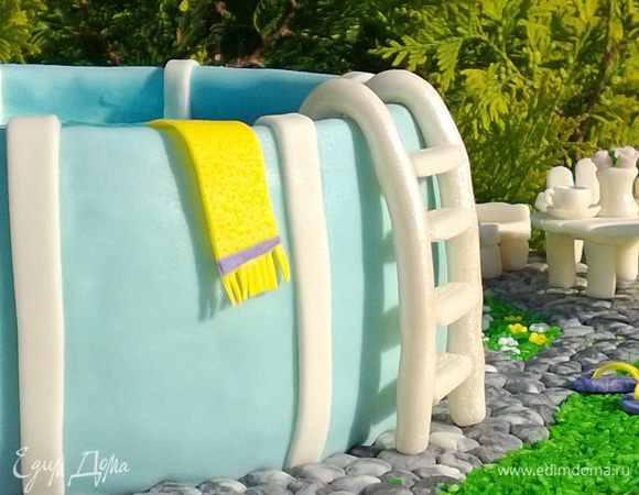 Изготавливаем лестницу. Борта и лестницу из мастики, покрываем белым  кандурином.