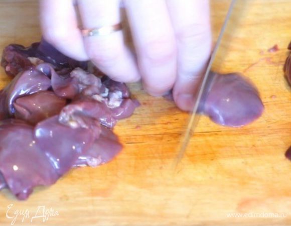 Перед приготовлением паштета маринуем куриную печень в коньяке несколько часов. Далее нарезаем лук. Кусочки печени нарезаем пополам. Мелко режем грибы.