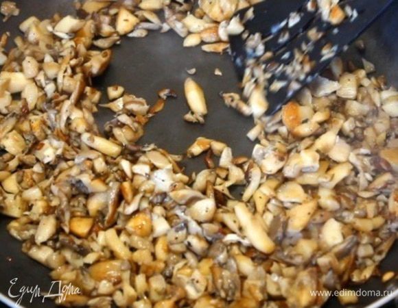 На сливочном масле обжариваем грибы до золотистого цвета.