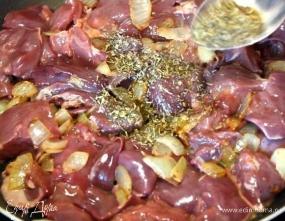 На другую сковороду добавляем сливочное масло и обжариваем лук до мягкости. Добавляем тимьян и печень. Обжариваем печень до готовности.