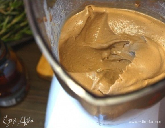 Помещаем печень с луком в блендер и наливаем сливки. Пробиваем ингредиенты до однородности.