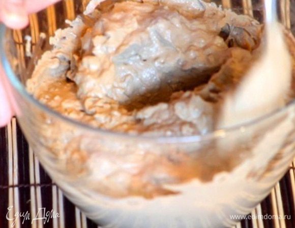 Перекладываем получившийся паштет в удобную емкость и добавляем в массу обжаренные грибы.