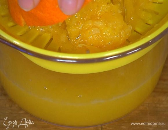 Из апельсина, половинок лайма и лимона выжать сок.