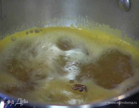 В небольшой кастрюле соединить яблочный сок и сок цитрусовых (немного сока лайма оставить), влить ванильный экстракт, добавить корицу и бадьян, довести все до кипения, затем процедить через сито.