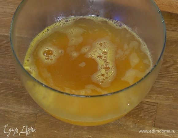 Кускус залить пряным соком, накрыть полотенцем и дать крупе набухнуть.