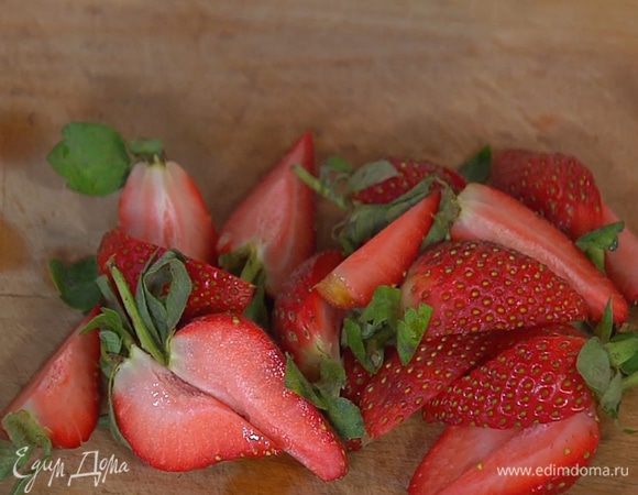 Клубнику разрезать на 4 части вместе с плодоножкой и листьями.